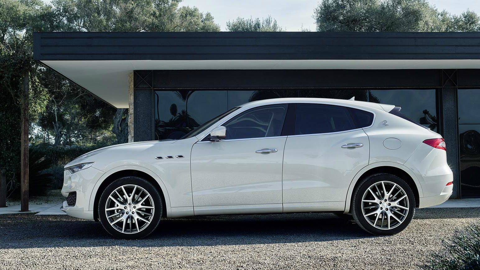 Maserati Levante Diesel compared with Porsche Cayenne Diesel