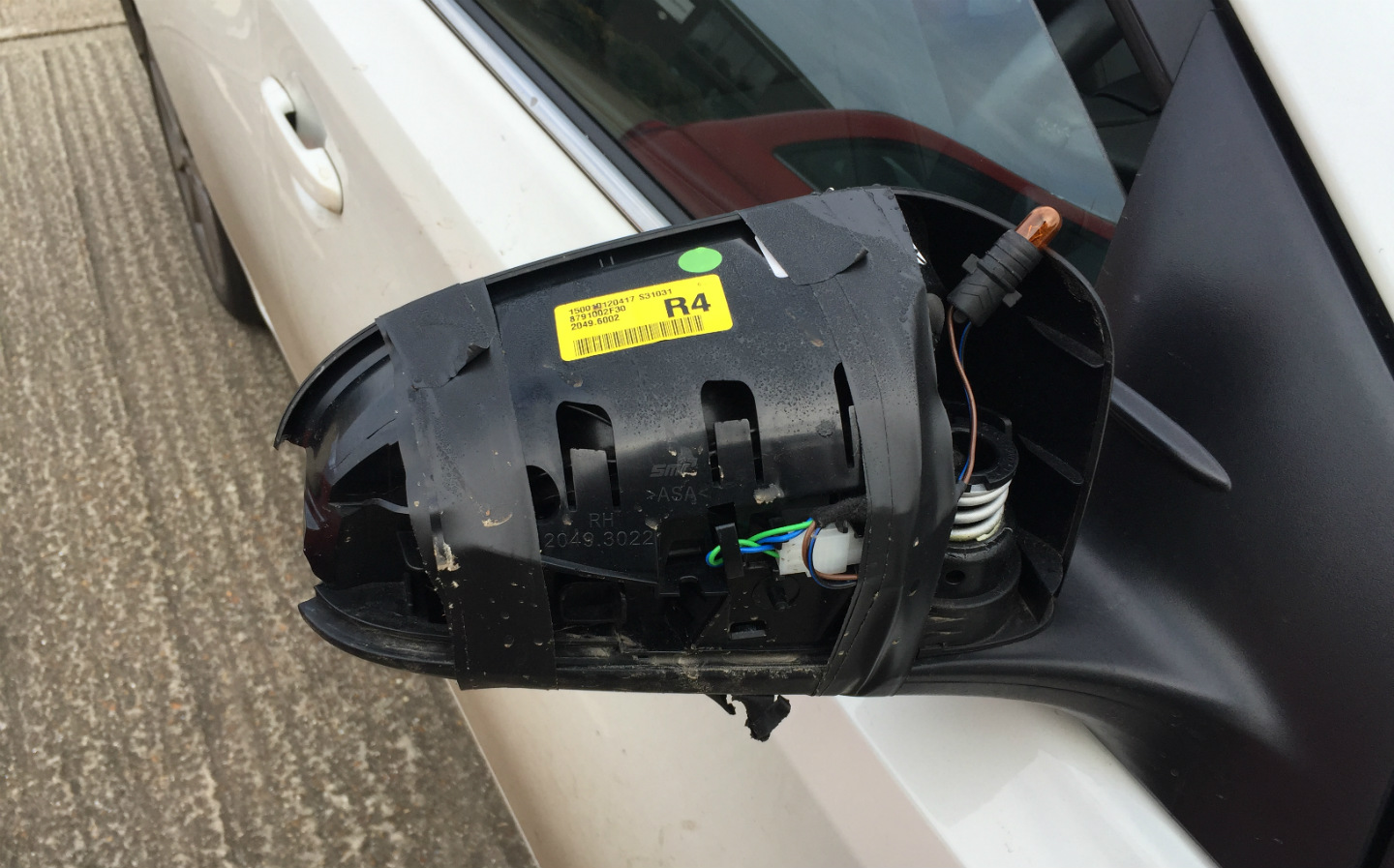 Toyota-Auris-hybrid-wing-mirror-damage