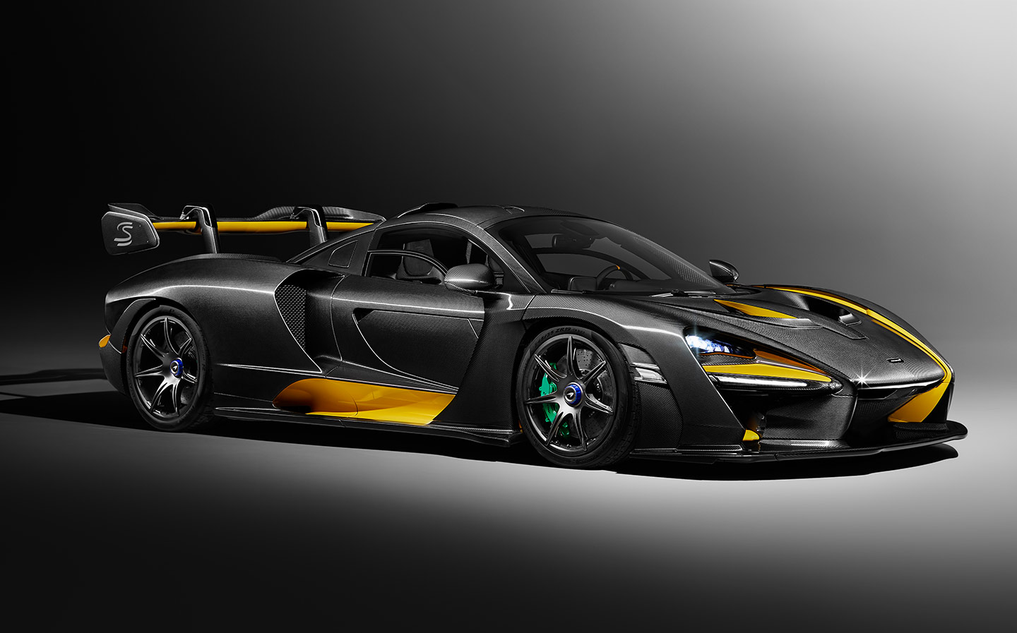 Lightweight McLaren Senna 'Carbon Theme' is a 211mph angry hornet