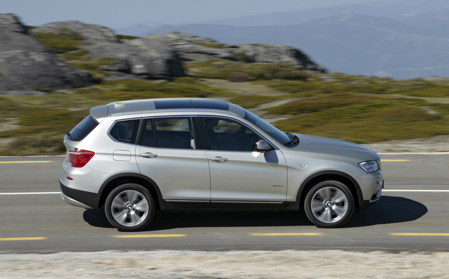 BMW-X3-with-panoramic-glass-roof