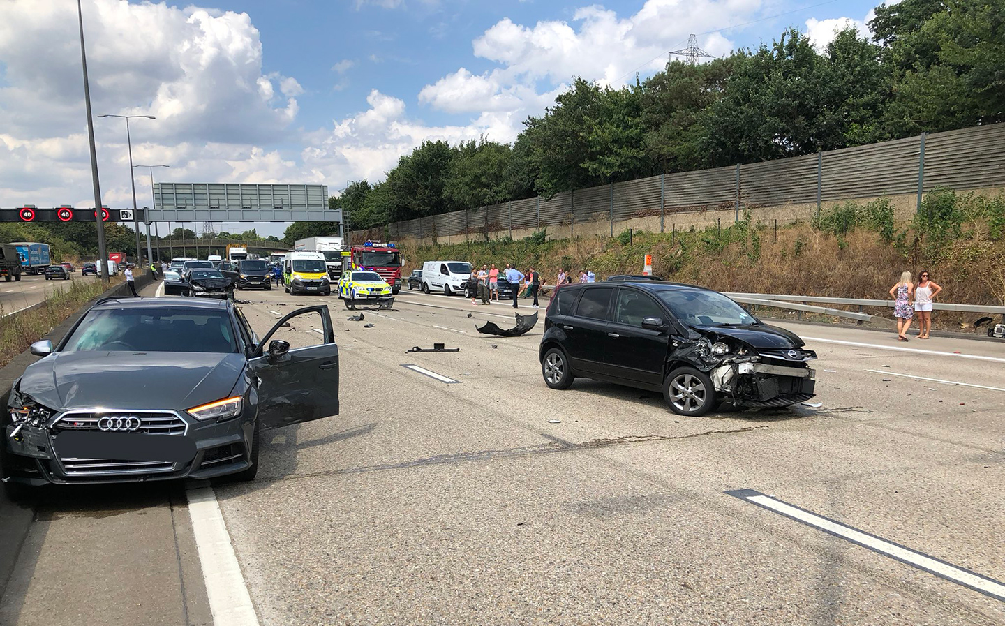 Multiple car crash completely blocks M25 motorway