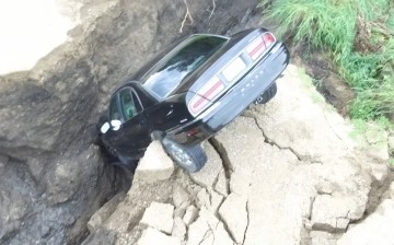 Minnesotan teenager survives surprise sinkhole crash