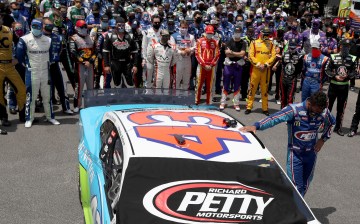 Nascar shows solidarity with Bubba Wallace after noose found in his garage