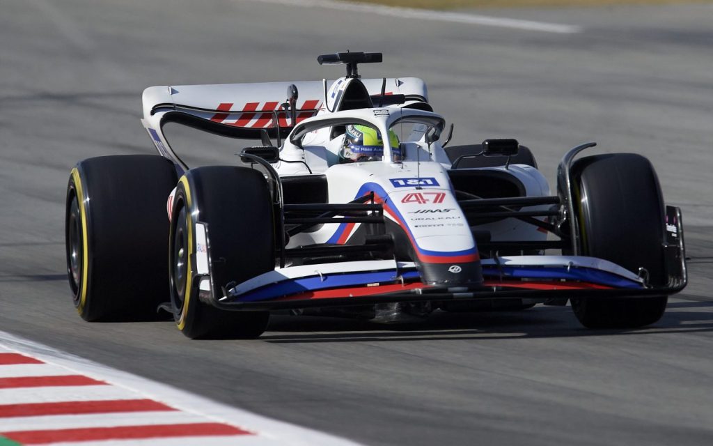 Mick Schumacher drives the Haas F1 VF-22 during day two of F1 testing at Circuit de Catalunya (Jose Hernandez/ Anadolu Agency via Getty Images)