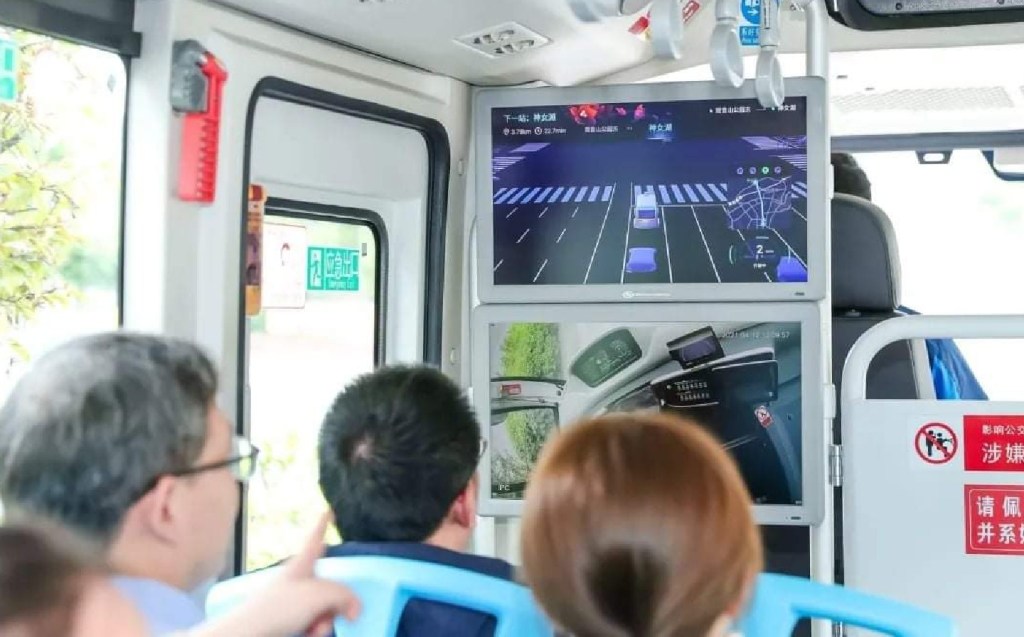 King Long Robobus passengers in Chongqing