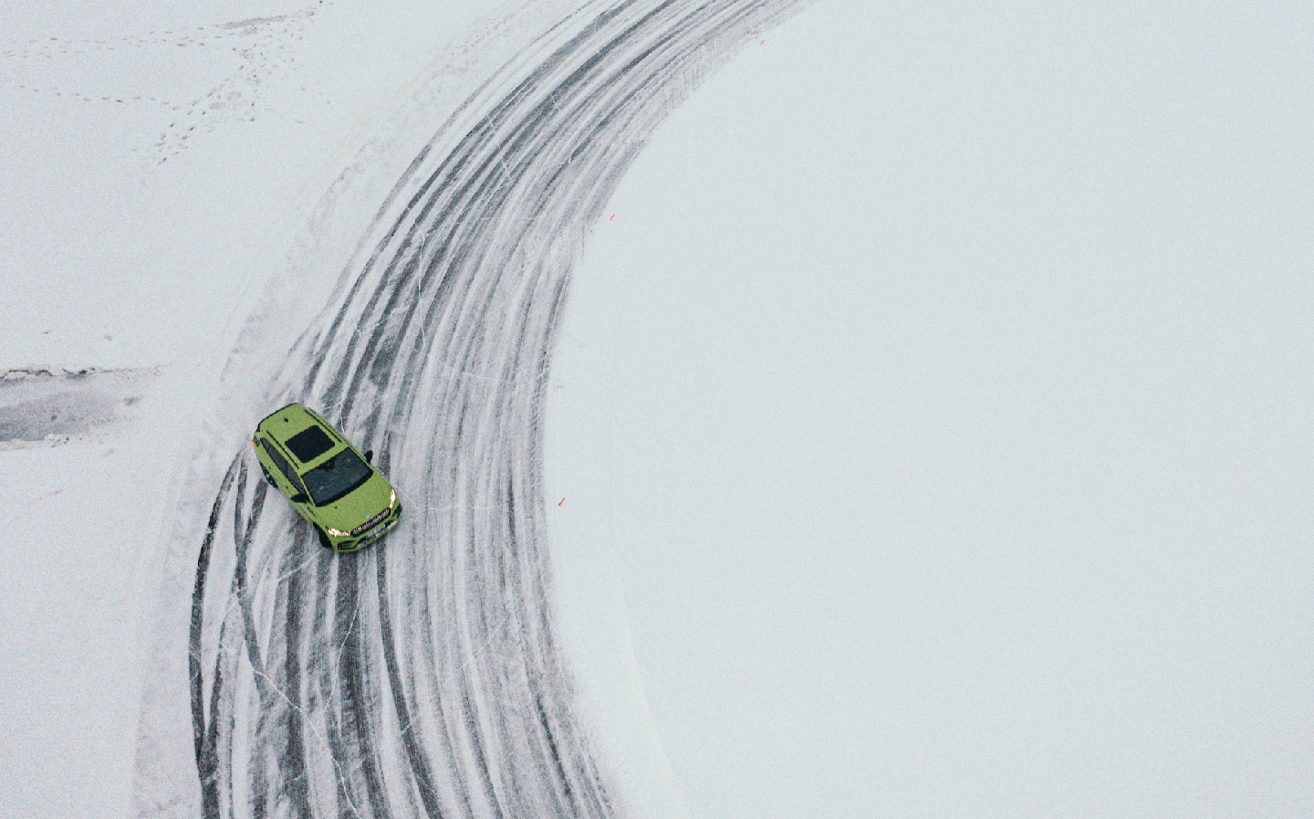 Skoda Enyaq vRS iV drifting on ice duirng the Guinness World Record